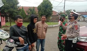 Polsek Banyuresmi Bagikan Masker Pada Penerima BST