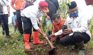 Sekda Garut Kunjungi Longsor Sirnajaya yang Gerus 2 Hektare Sawah