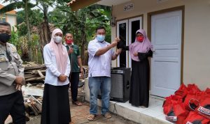 Selesai Dibangun, Ketua DPC PDI Perjuangan Garut Serahkan Kunci Rumah Janda Miskin Selesai Dibangun, Ketua DPC PDI Perjuangan Garut Serahkan Kunci Rumah Janda Miskin
