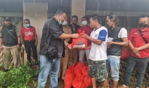 Rumah Warga Bunisari Runtuh, Ketua DPC PDI Perjuangan Garut Beri Bantuan