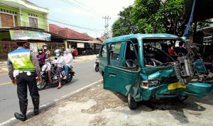 Angkutan Tabrakan dengan Kijang, Sopir Sempat Terjepit