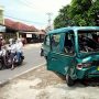 Angkutan Tabrakan dengan Kijang, Sopir Sempat Terjepit