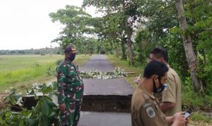 Jalan Utama Menuju Pantai Sayang Heulang Amblas