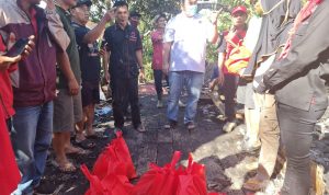 Berikan Sejumlah Bantuan ke Korban Kebakaran, Ketua DPC PDI Perjuangan Garut bersama Kades dan Warga Akan Gotong Royong Bangun Rumah Rohanda