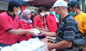 DPC PDI Perjuangan Garut Berbagi Takjil, Masker dan Uang Saku ke Tukang Becak, Kusir Delman dan Sopir Angkot