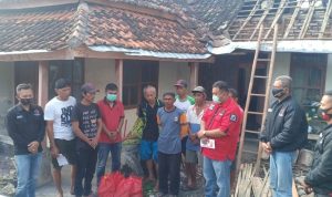 Anggota DPRD Garut Ikut Gotong Royong Bersama Warga Bangun Rumah yang Nyaris Ambruk