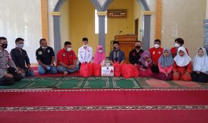 DPC PDI Perjuangan Garut Wakafkan Al-Quran di Kecamatan Cihurip, Juga Berbagi Sembako ke Lansia dan Anak Yatim