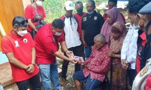 Dony Oekon Bersama DPC PDI Perjuangan Garut Santuni Korban Kebakaran di Desa Mekarwangi Cihurip