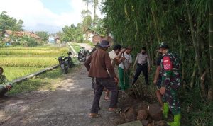 Antisipasi Banjir, Koramil Cisurupan dan Polsek Bersihkan Selokan dari Sampah