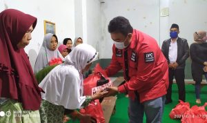 Hari Kedua Ramadhan, Ketua DPC PDI Perjuangan Garut Santuni Jompo di Kampung Wanasari