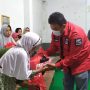 Hari Kedua Ramadhan, Ketua DPC PDI Perjuangan Garut Santuni Jompo di Kampung Wanasari