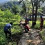 Warga Desa Mekarsari, Kecamatan Cibatu Turun ke Perkampungan Bersihkan Selokan dan Jalan