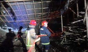 Gubuk Bata Terbakar, Dinas Damkar Garut Terjunkan 2 Mobil