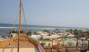 Menarik, Ada Wahana Waterboom dan Perahu di Pantai Sayang Heulang