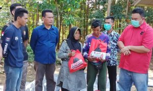 DPC PDI Perjuangan Garut Bantu Korban Kebakaran di Desa Cijayana