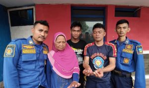 Seorang Nenek Dibantu Petugas Disdamkar Garut Lepaskan Cincin yang Menyempit di Jari