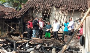 Yudha Puja Turnawan Kunjungi 2 Korban Kebakaran di Desa Sukamerang