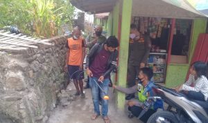 Warga Kampung Cikoang Terpapar Covid-19, Petugas Semprot Disinfektan