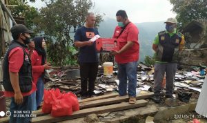 DPC PDI Perjuangan Garut Bantu Guru SMP yang Mengalami Musibah Kebakaran di Hari Lebaran