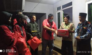 Anggota DPRD Garut Bantu Korban Kebakaran di Desa Mekarwangi dengan Menempuh Medan yang Cukup Sulit