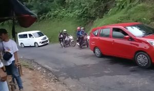 Warga Bantu Buka Tutup Jalan Amblas di Gunung Gelap