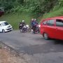 Warga Bantu Buka Tutup Jalan Amblas di Gunung Gelap