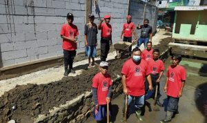 Yudha Puja Turnawan bersama Kader PDI Perjuangan Terjun Bersihkan Sedimentasi DAS Cimaragas