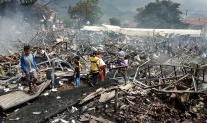 Warga dan Pemulung Berebutan Barang Bekas Kebakaran