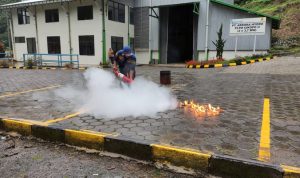 Disdamkar Lakukan Simulasi Penanganan Dini Kebakaran dan Penggunaan APAR di PLTM Cikopo II