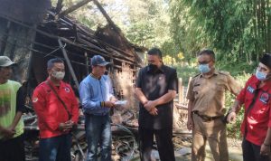 Yudha Puja Turnawan Gotong Royong Bangun Rumah Bah Iip yang Rubuh di Kampung Pananggungan