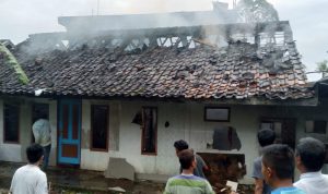 Yudha, Anggota DPRD Garut Bantu Korban Kebakaran di Kampung Cilimus