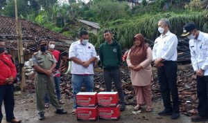 Yudha Kunjungi Korban Kebakaran di Kelurahan Sukanegla, Sampaikan Amanat Dony Oekon