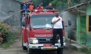 Desa Cibatu Lakukan Penyemprotan Disinfektan Menggunakan Mobil Damkar