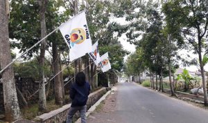 Hotel dan Restoran di Garut Pasang Bendera Putih dengan Gambar Emotikon