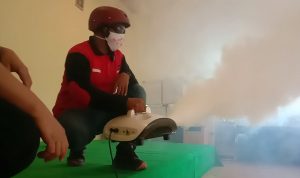 DPC PDI Perjuangan Garut Lakukan Fogging Disinfektan Menggunakan Turbosonic Natural Disinfektan di Desa Dangiang dan Dayeuhmanggung