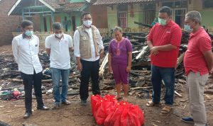 PDI Perjuangan Garut Kunjungi Korban Kebakaran di Desa Padamukti