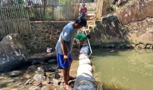 Musim Kemarau, Warga Panyingkiran Bersihkan Sungai untuk Mandi Cuci Kakus