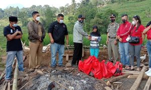 PDI Perjuangan Garut Kunjungi Korban Kebakaran di Desa Talagasari