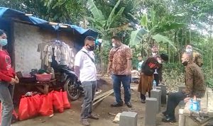 Yudha Puja Turnawan Bersama Camat Garkot Kunjungi Rumah Mak Ru'ah yang Akan Dibangun