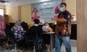 Anggota DPRD Garut Sediakan Doorprize, Motivasi Pelajar SMAN 16 Garut Ikuti Vaksinasi Covid-19