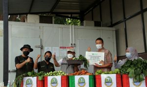 Caption: Kepala Dinas Kehutanan Provinsi Jawa Barat Epi Kustiawan saat memberi bantuan pakan untuk satwa herbivora di Kebun Binatang Kota Bandung. (Foto: instagram @dishut_jabar)