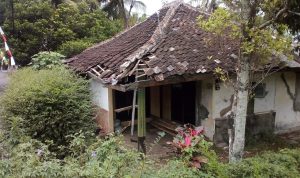 Rumah Lansia di Desa Cibatu Terancam Ambruk