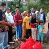 Fraksi PDI Perjuangan Garut Bantu Korban Kebakaran di Desa Cintadamai