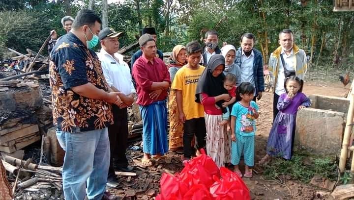 Fraksi PDI Perjuangan Garut Bantu Korban Kebakaran di Desa Cintadamai