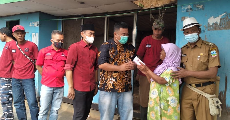 Rumah Mak Kartini Nyaris Ambruk, DPC PDI Perjuangan Garut bersama Pemdes Mandalasari Gotong Royong Lakukan Renovasi