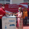 Dianna, Wakil Sekretaris DPC PDI Perjuangan Garut Sediakan Doorprize untuk Peserta Vaksinasi di Kelurahan Regol