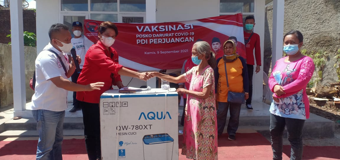 Dianna, Wakil Sekretaris DPC PDI Perjuangan Garut Sediakan Doorprize untuk Peserta Vaksinasi di Kelurahan Regol