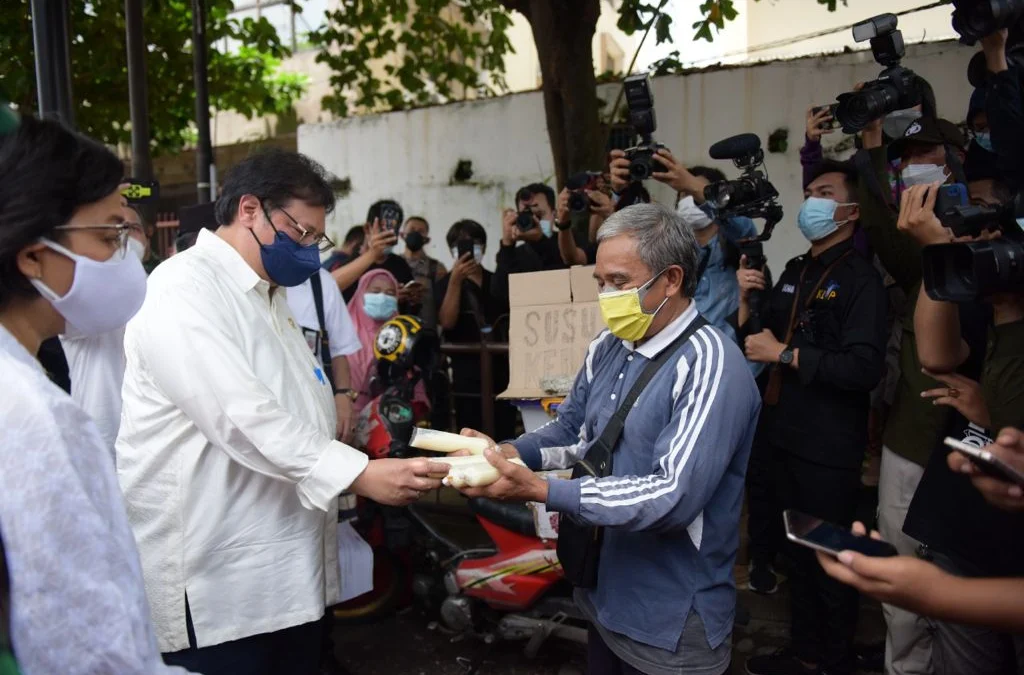 Bersinergi dengan TNI-Polri, Menko Airlangga Serahkan Bantuan Tunai PKL dan Pelaku Usaha di Medan Bersinergi dengan TNI-Polri, Menko Airlangga Serahkan Bantuan Tunai PKL dan Pelaku Usaha di Medan