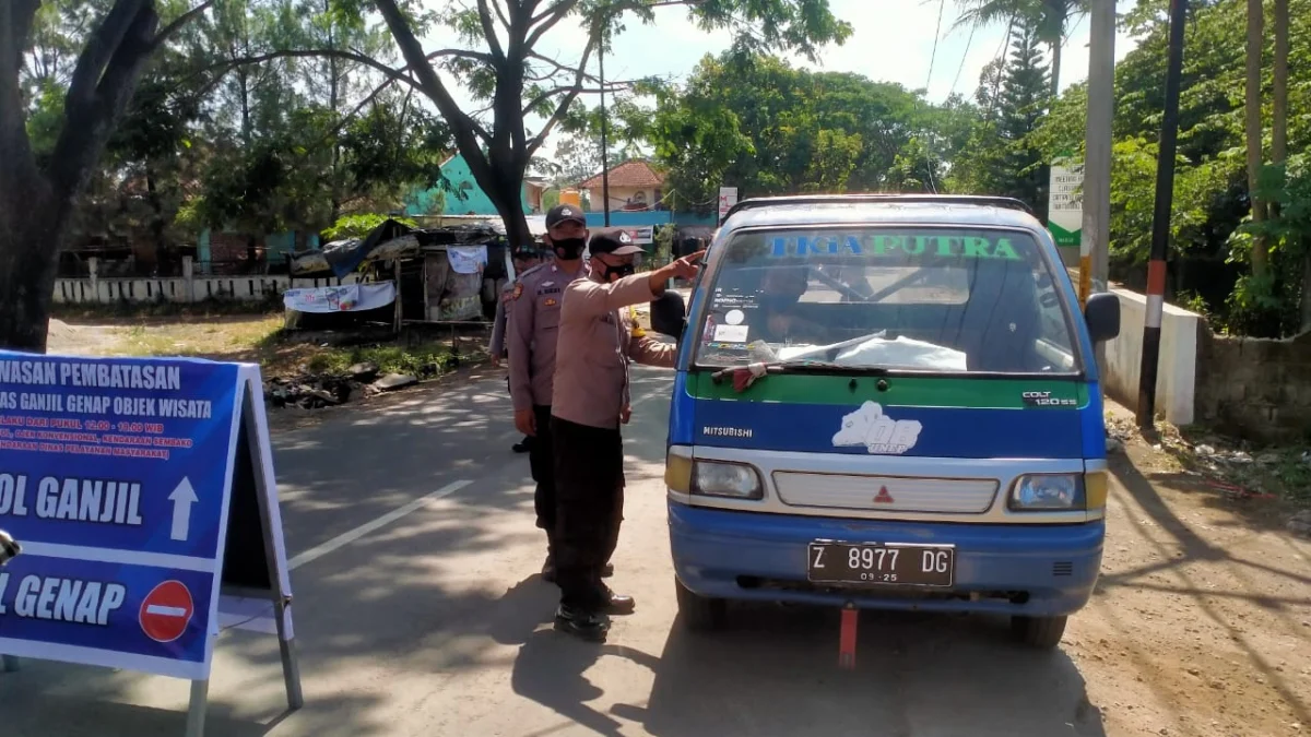 Polsek Tarogong Kaler Lakukan Operasi Ganjil Genap di Jalur Wisata