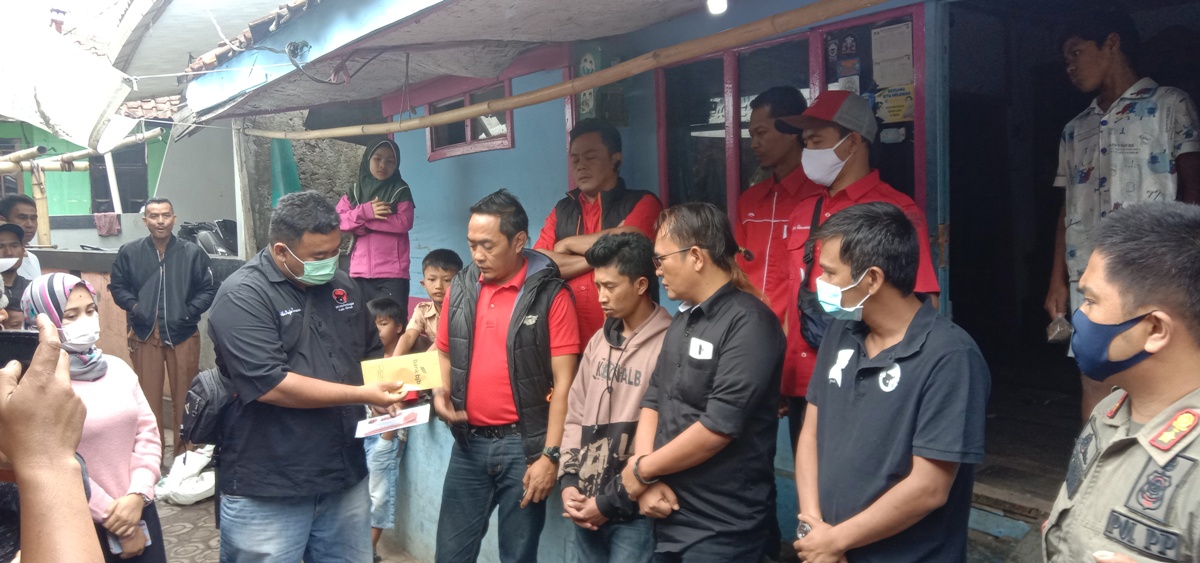 Dony Oekon dan Yudha Puja Turnawan Bantu Bedah Rumah Anak Yatim di Desa Mulyasari Bayongbong